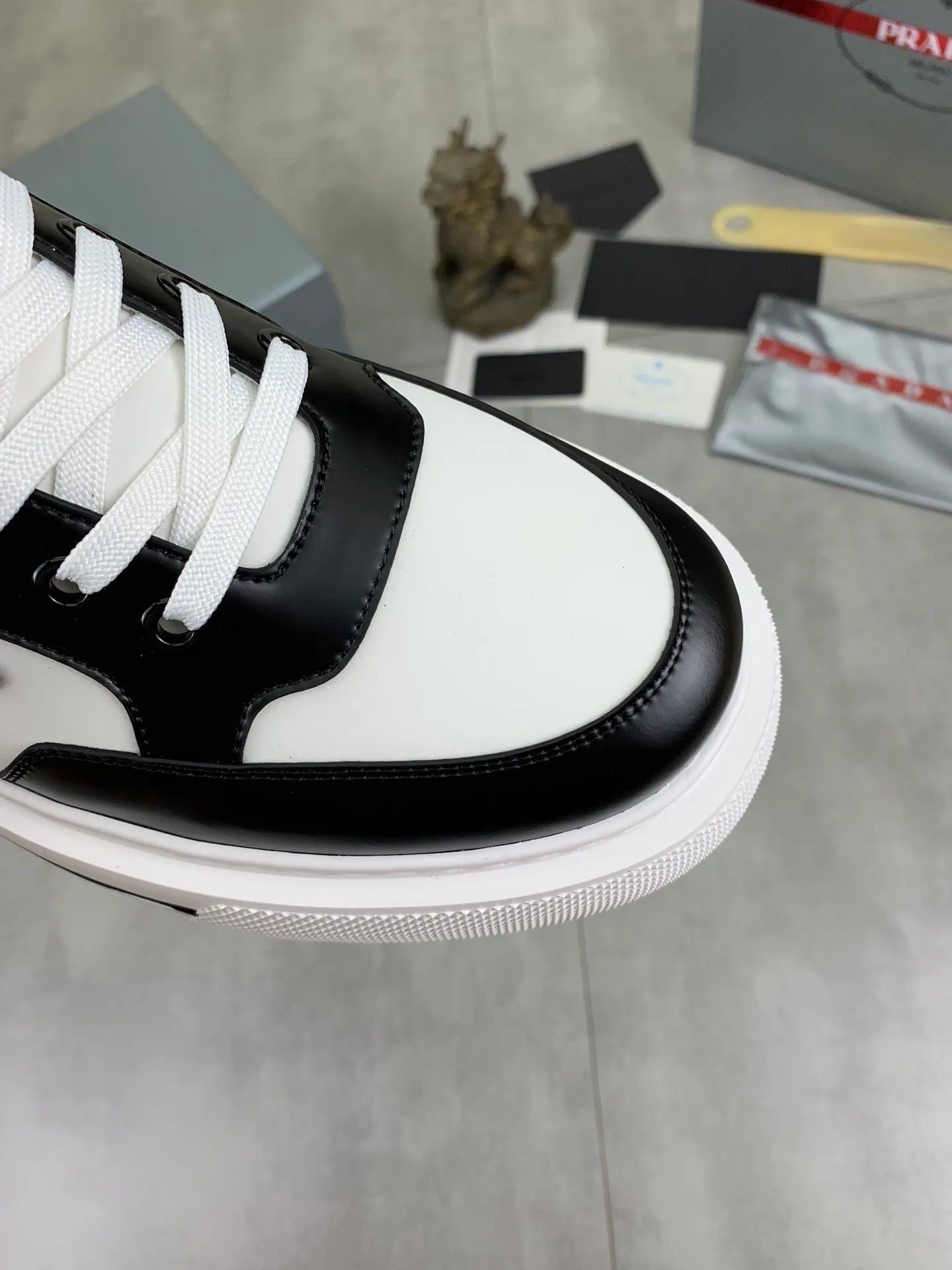 Men's shoes 💰P580 new (higher version) new models are available at PRADA counters simultaneously, new men's shoes, 😘 fabrics are selected from original calfskin. First layer of imported silk cowhide lining. The original version is awesome! 👍🏿Original open-molded non-slip PU outsole, with exquisite lines, simple and elegant, super comfortable and classy on foot, suitable for leisure travel. Code number: 38 to 44 (45 customized) 4️⃣ colors available